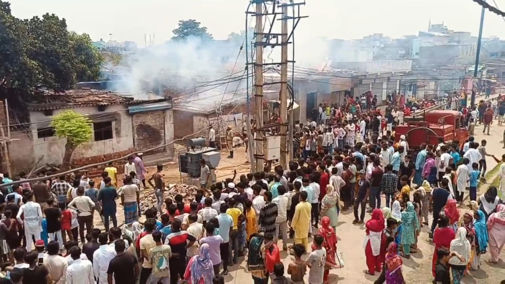 পৌরনিগমের ২৫ নম্বর ওয়ার্ডের অন্তর্গত ওকে রোডের একটি বাড়িতে আগুন লেগে পুড়ে ছাই জিনিসপত্র পৌরনিগমের ২৫ নম্বর ওয়ার্ডের অন্তর্গত ওকে রোডের একটি বাড়িতে আগুন লেগে পুড়ে ছাই জিনিসপত্র