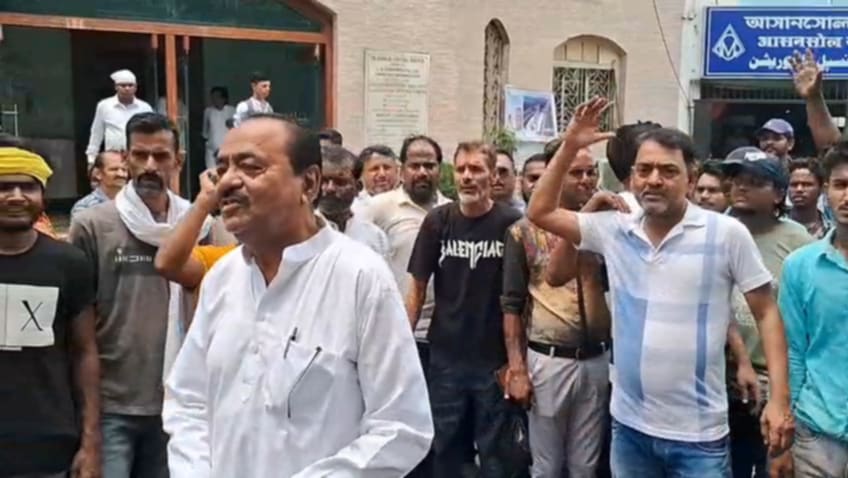 পানীয় জলের দাবিতে তৃণমূল পরিচালিত পৌরনিগমে তৃণমূল কংগ্রেসের বিক্ষোভ পানীয় জলের দাবিতে তৃণমূল পরিচালিত পৌরনিগমে তৃণমূল কংগ্রেসের বিক্ষোভ