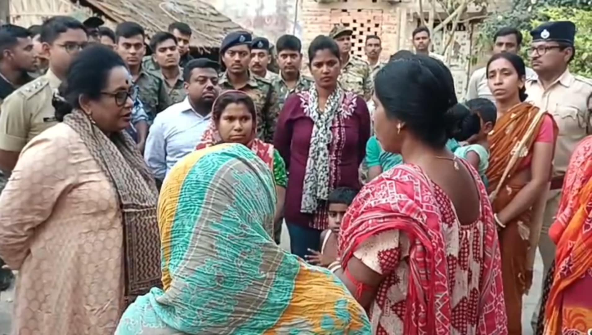 আমরা শান্তি চাই, রাজ্য মহিলা কমিশনের চেয়ারপার্সনের কাছে আর্জি মহিলাদের আমরা শান্তি চাই, রাজ্য মহিলা কমিশনের চেয়ারপার্সনের কাছে আর্জি মহিলাদের