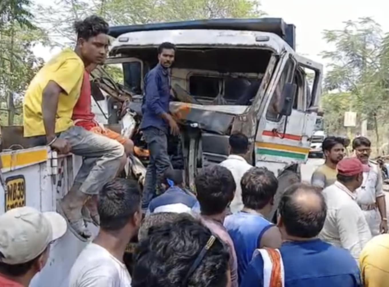 ডাম্পার ও লরির মুখোমুখি সংঘর্ষে আহত চালক ডাম্পার ও লরির মুখোমুখি সংঘর্ষে আহত চালক