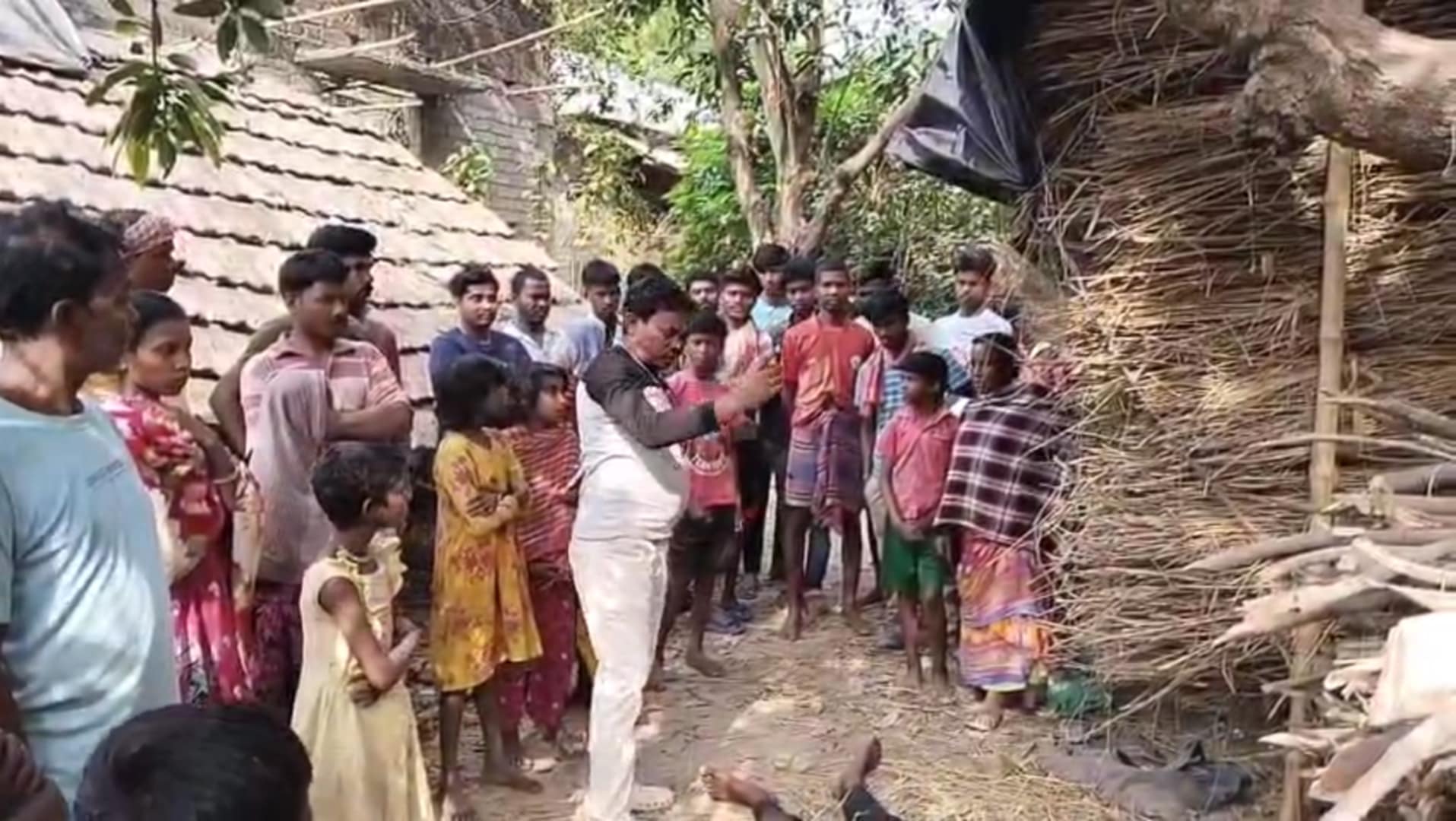 যুবকের অস্বাভাবিক মৃত্যু ঘিরে চাঞ্চল্য এলাকায় যুবকের অস্বাভাবিক মৃত্যু ঘিরে চাঞ্চল্য এলাকায়