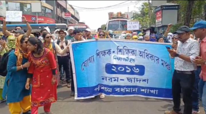 সুপ্রিম কোর্টের রায়ে চাকরি খোয়ানোর পর শিক্ষকদের তীব্র আন্দোলন, ডিআই অফিসে তালা সুপ্রিম কোর্টের রায়ে চাকরি খোয়ানোর পর শিক্ষকদের তীব্র আন্দোলন, ডিআই অফিসে তালা