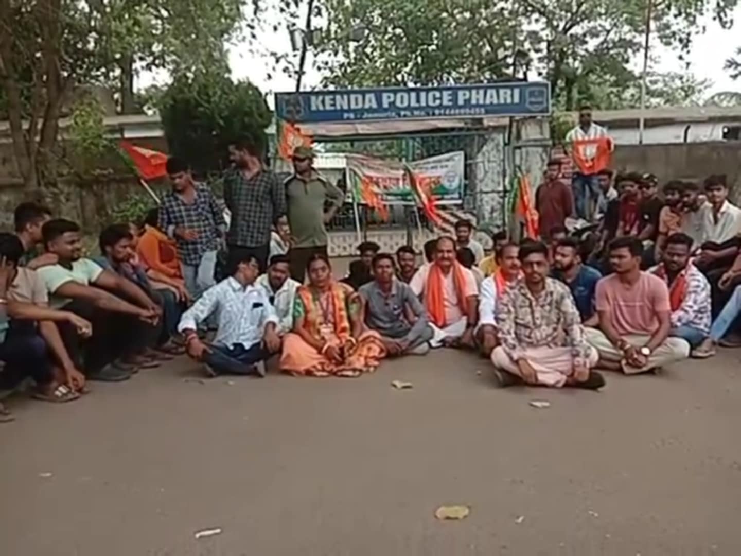 অবৈধ বালি কয়লা বন্ধ করার দাবিতে কেন্দা ফাঁড়িতে বিক্ষোভ বিজেপির অবৈধ বালি কয়লা বন্ধ করার দাবিতে কেন্দা ফাঁড়িতে বিক্ষোভ বিজেপির