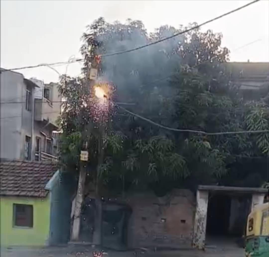 নিয়ামতপুর নূর নগরে ইলেকট্রিক ক্যাবেলে আগুন, অল্পের জন্য বড়সড় দুর্ঘটনার থেকে রক্ষা এলাকাবাসীর নিয়ামতপুর নূর নগরে ইলেকট্রিক ক্যাবেলে আগুন, অল্পের জন্য বড়সড় দুর্ঘটনার থেকে রক্ষা এলাকাবাসীর