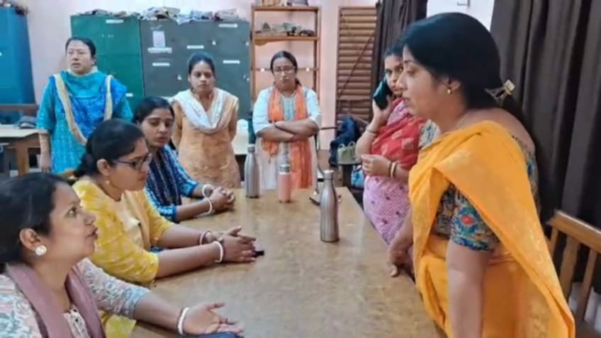 সুপ্রিম কোর্টের নির্দেশে চাকরি গেল দুর্গাপুরের নেপালি পাড়া হিন্দি হাইস্কুলের আট জন শিক্ষক শিক্ষিকার সুপ্রিম কোর্টের নির্দেশে চাকরি গেল দুর্গাপুরের নেপালি পাড়া হিন্দি হাইস্কুলের আট জন শিক্ষক শিক্ষিকার