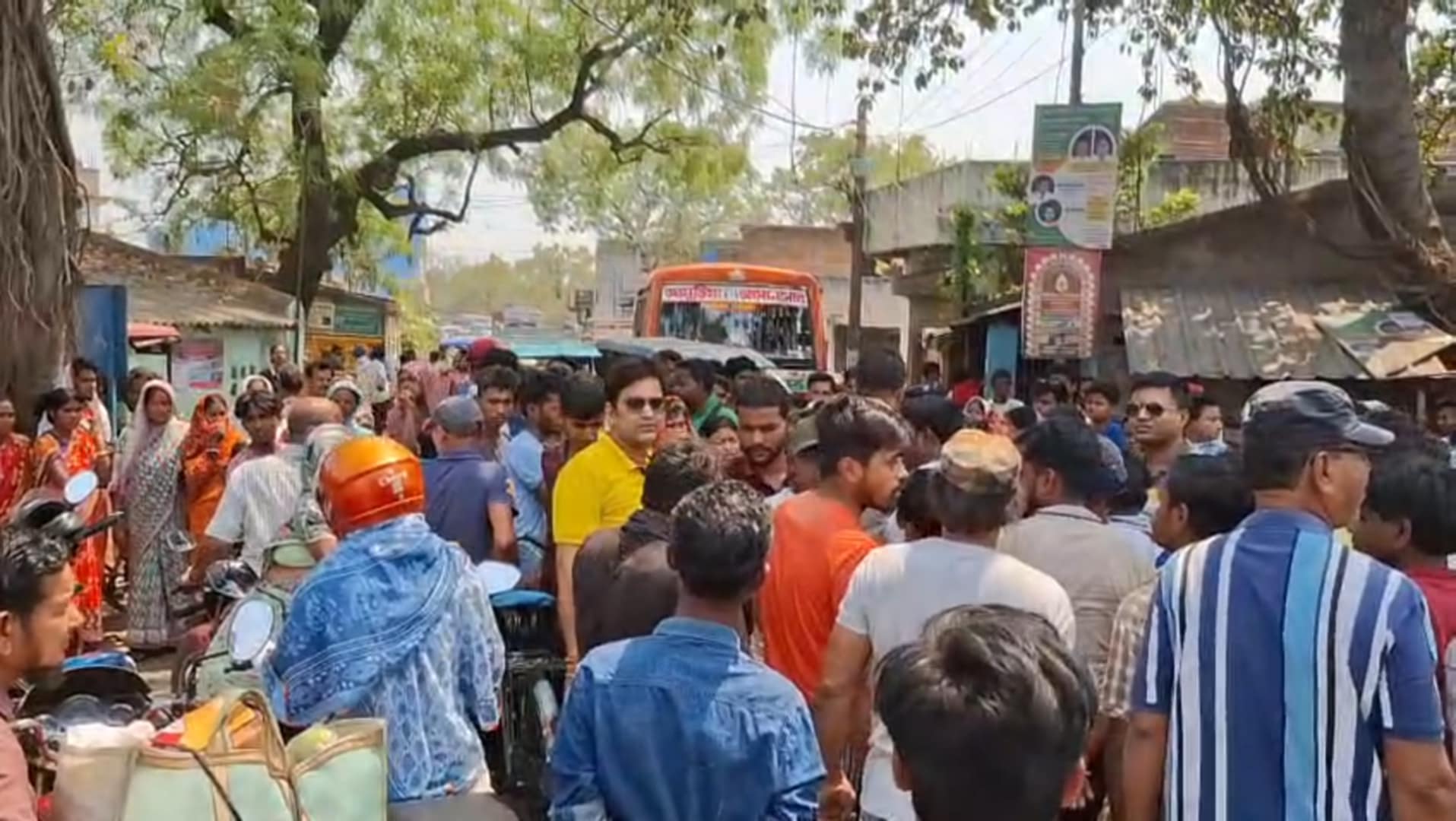 পানীয় জলের দাবিতে রাস্তা অবরোধ করে বিক্ষোভ স্থানীয়দের পানীয় জলের দাবিতে রাস্তা অবরোধ করে বিক্ষোভ স্থানীয়দের