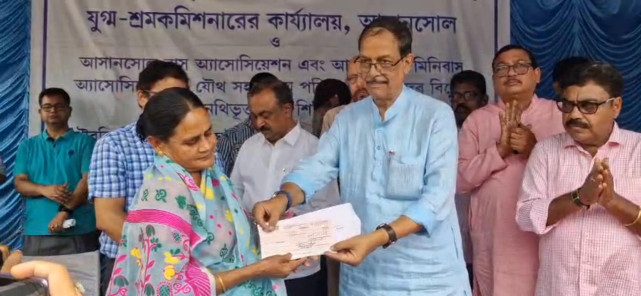 আসানসোল বাস ও মিনিবাস অ্যাসোসিয়েশন ও শ্রম দপ্তরের যৌথ উদ্যোগে সামাজিক সুরক্ষা যোজনা ফর্ম ফিলাপ আসানসোল বাস ও মিনিবাস অ্যাসোসিয়েশন ও শ্রম দপ্তরের যৌথ উদ্যোগে সামাজিক সুরক্ষা যোজনা ফর্ম ফিলাপ