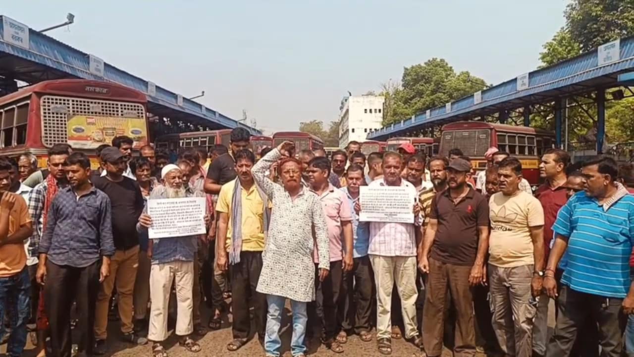 একাধিক অভিযোগে আসানসোল মিনিবাস স্ট্যান্ডে মিনিবাস বন্ধ রেখে বিক্ষোভ একাধিক অভিযোগে আসানসোল মিনিবাস স্ট্যান্ডে মিনিবাস বন্ধ রেখে বিক্ষোভ
