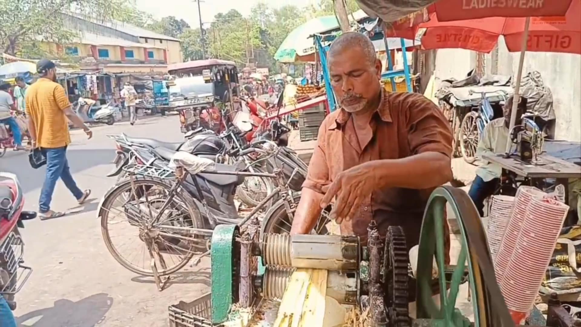 তাপমাত্রা বৃদ্ধির সঙ্গে সঙ্গে বাড়ছে আখের রস ও ডাবের চাহিদা তাপমাত্রা বৃদ্ধির সঙ্গে সঙ্গে বাড়ছে আখের রস ও ডাবের চাহিদা