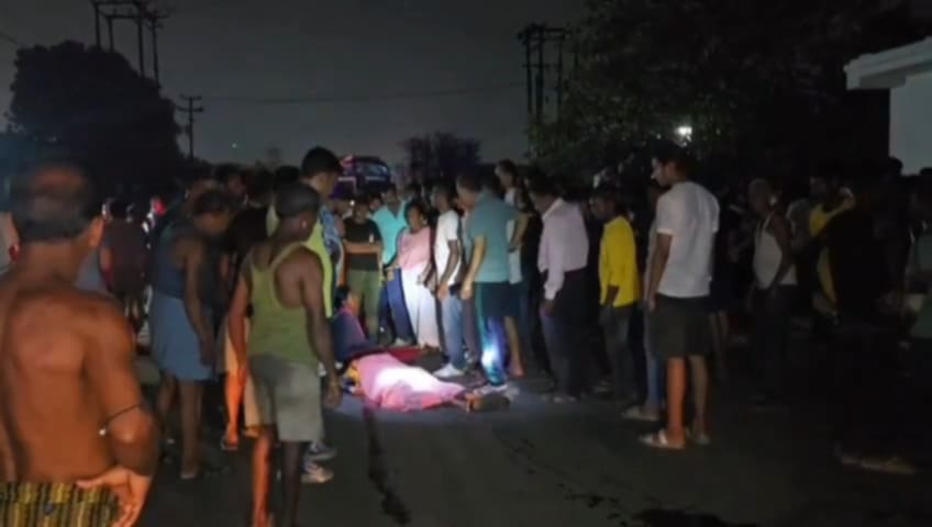 ডিওর কয়লা বোঝাই লরির ধাক্কায় মৃত্যু যুবকের, ক্ষতিপূরণের দাবিতে বিক্ষোভ স্থানীয়দের ডিওর কয়লা বোঝাই লরির ধাক্কায় মৃত্যু যুবকের, ক্ষতিপূরণের দাবিতে বিক্ষোভ স্থানীয়দের