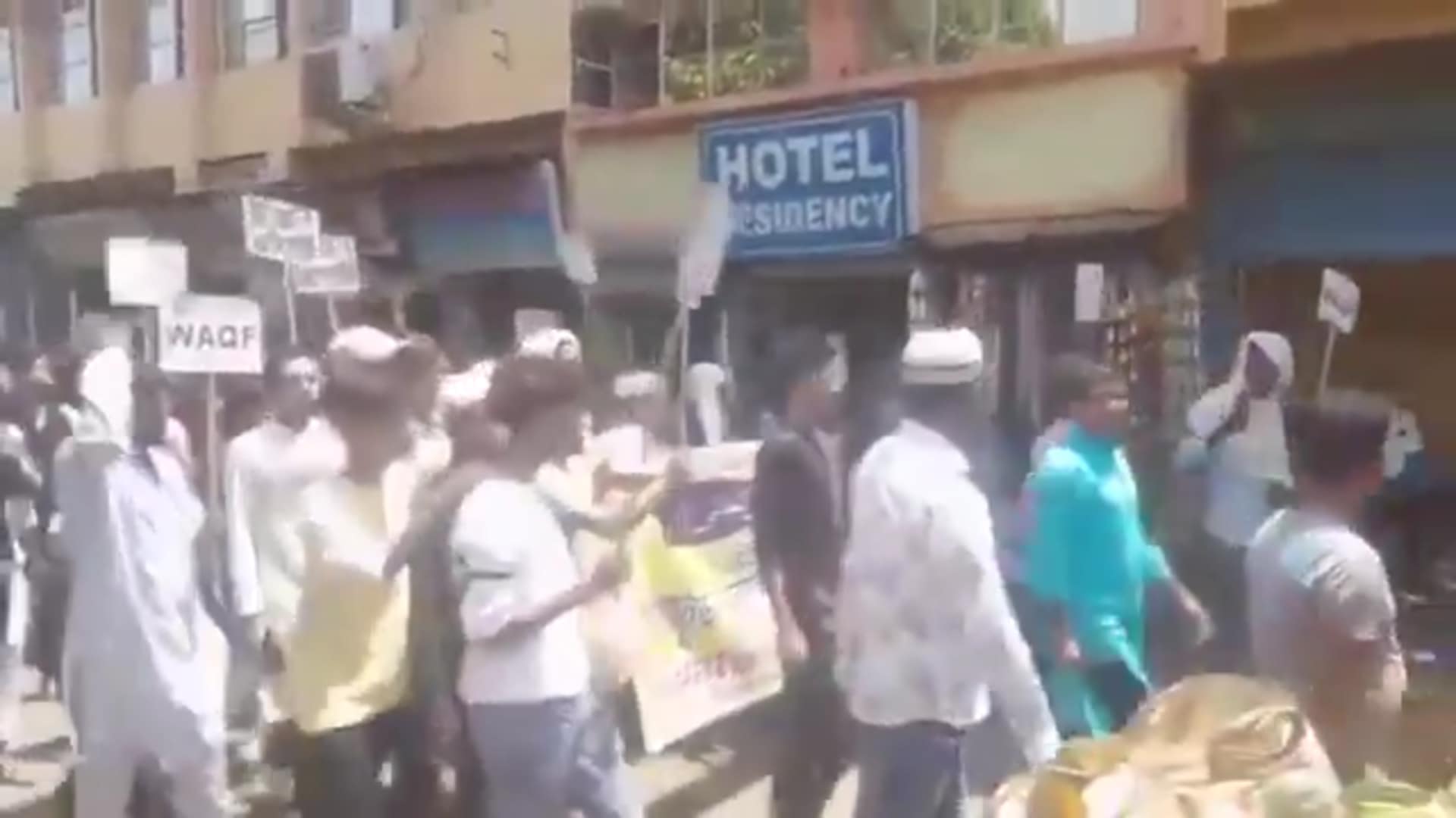 আসানসোলের রাজপথে ‘পাকিস্তান জিন্দাবাদ’ স্লোগান: শোকের মুহূর্তে উস্কানির ছায়া আসানসোলের রাজপথে ‘পাকিস্তান জিন্দাবাদ’ স্লোগান: শোকের মুহূর্তে উস্কানির ছায়া
