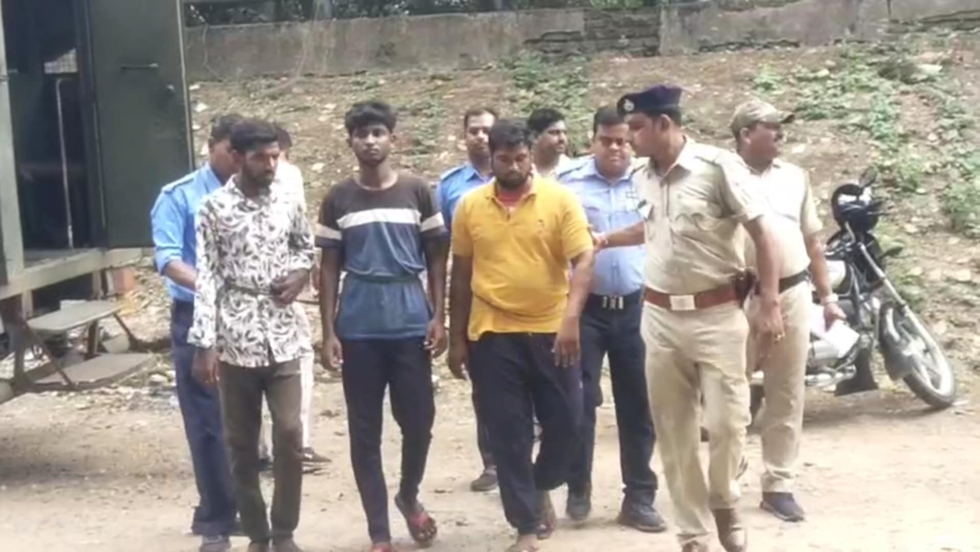 দূর্গাপুর থেকে গ্রেফতার দক্ষিণ ভারতের তিন দুষ্কৃতি দূর্গাপুর থেকে গ্রেফতার দক্ষিণ ভারতের তিন দুষ্কৃতি
