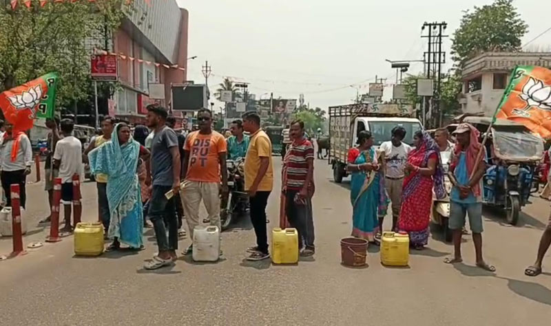 বিজেপি বিধায়ক আসার ফলেই পানীয় জল সরবরাহ বন্ধের অভিযোগ স্থানীয় কাউন্সিলারের বিরুদ্ধে, রাস্তা অবরোধ করে প্রতিবাদ বিজেপির বিজেপি বিধায়ক আসার ফলেই পানীয় জল সরবরাহ বন্ধের অভিযোগ স্থানীয় কাউন্সিলারের বিরুদ্ধে, রাস্তা অবরোধ করে প্রতিবাদ বিজেপির