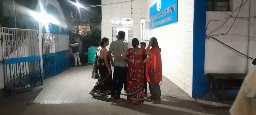 গৃহবধূর মৃত্যু নিয়ে রহস্য, পরিবারের হত্যার অভিযোগ, তদন্তে পুলিশ গৃহবধূর মৃত্যু নিয়ে রহস্য, পরিবারের হত্যার অভিযোগ, তদন্তে পুলিশ