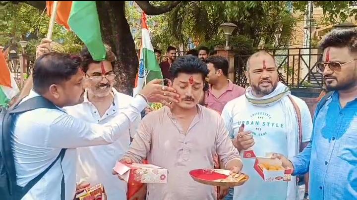 অপারেশন সিন্দুর,পহেলগাঁওয়ের শোক থেকে আসানসোলের উল্লাস, জাতীয় পতাকার গর্বে লাড্ডুর মিষ্টি অপারেশন সিন্দুর,পহেলগাঁওয়ের শোক থেকে আসানসোলের উল্লাস, জাতীয় পতাকার গর্বে লাড্ডুর মিষ্টি