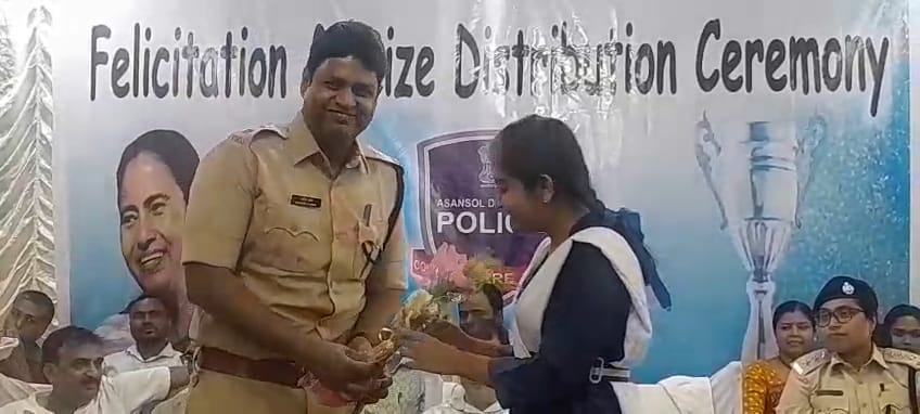 বারাবনিতে মাধ্যমিক পরীক্ষায় কৃতী শিক্ষার্থীদের সংবর্ধনা বারাবনিতে মাধ্যমিক পরীক্ষায় কৃতী শিক্ষার্থীদের সংবর্ধনা