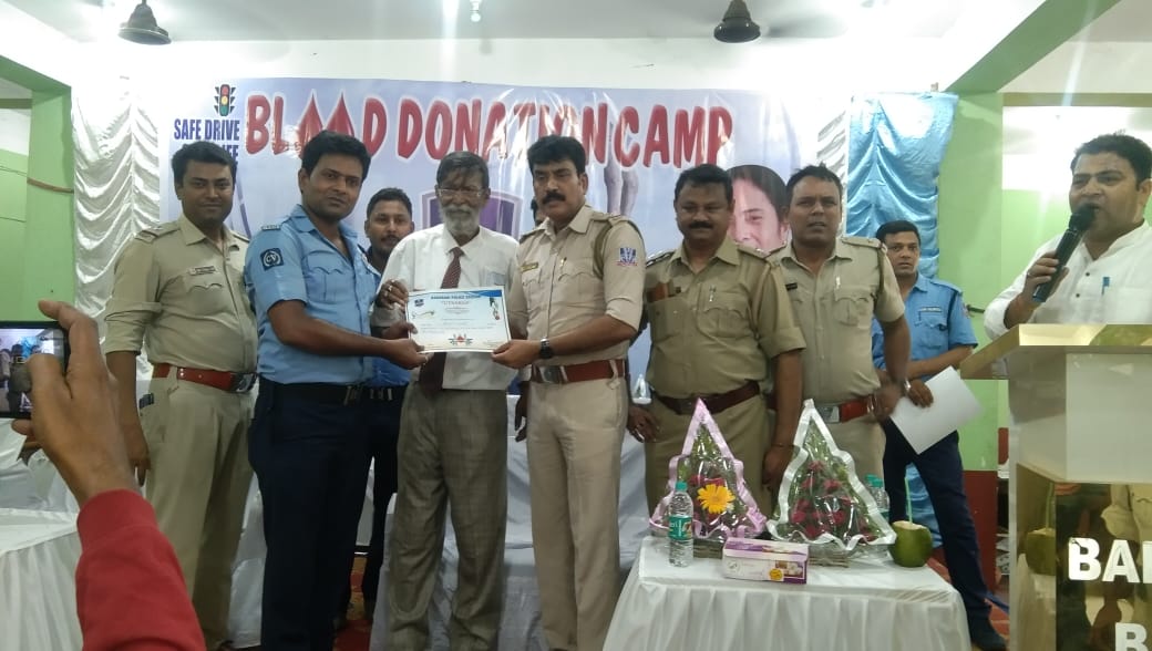 বারাবনী থানার উদ্যোগে রক্তদান শিবির, জীবন বাঁচাতে এগিয়ে এলেন পুলিশ ও স্থানীয়রা বারাবনী থানার উদ্যোগে রক্তদান শিবির, জীবন বাঁচাতে এগিয়ে এলেন পুলিশ ও স্থানীয়রা