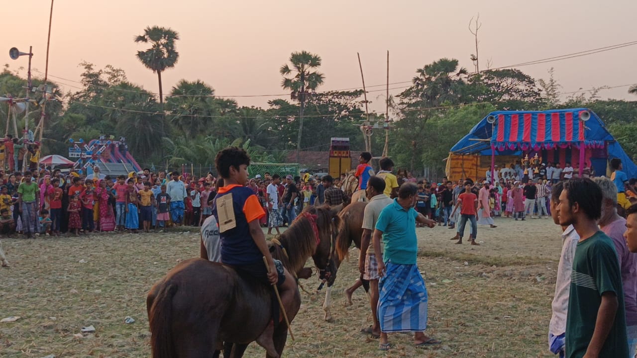 বিলুপ্তির পথে গ্রাম বাংলার ঐতিবাহী ঘোড়া দৌড় উৎসব,এটি ধরে রাখতে চাঁদ নগর ইয়ং সোসাইটির ঘোড়া দৌড় প্রতিযোগিতায় মানুষের ঢল বিলুপ্তির পথে গ্রাম বাংলার ঐতিবাহী ঘোড়া দৌড় উৎসব,এটি ধরে রাখতে চাঁদ নগর ইয়ং সোসাইটির ঘোড়া দৌড় প্রতিযোগিতায় মানুষের ঢল