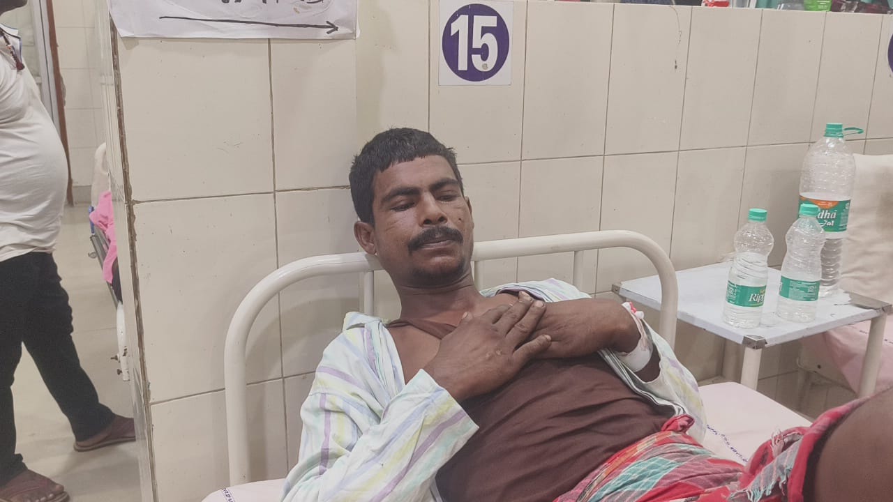 পুলিশের গুলিতে আহত চোর পুলিশের গুলিতে আহত চোর