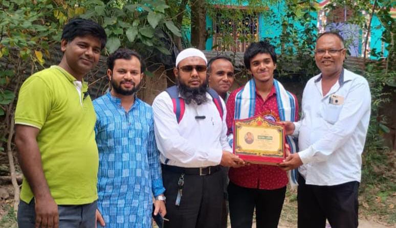 রাজ্যে মাধ্যমিক এ চতুর্থ স্থান অধিকারী মা বাবা হিন সেলিম কে সংবর্ধনা রাজ্যে মাধ্যমিক এ চতুর্থ স্থান অধিকারী মা বাবা হিন সেলিম কে সংবর্ধনা