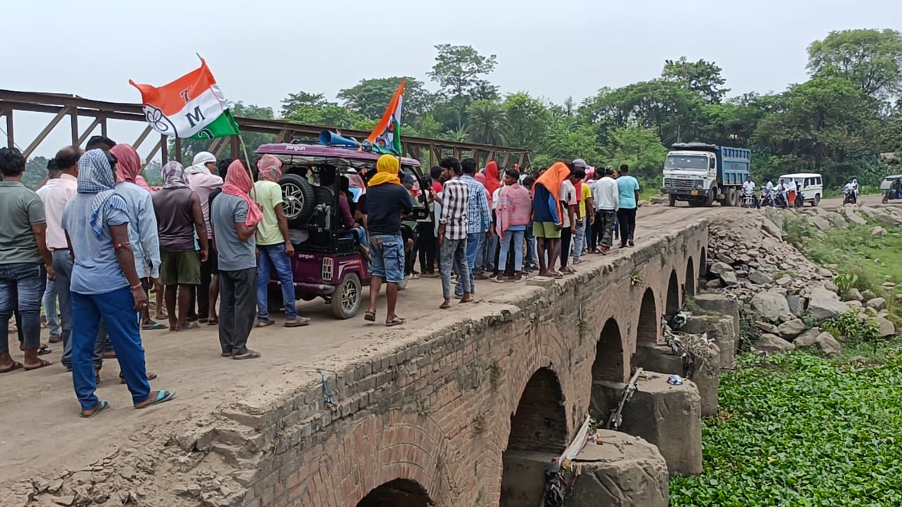 বালি বোঝায় যানবাহন আটকে বিক্ষোভ দেখালো রানীগঞ্জে বালি বোঝায় যানবাহন আটকে বিক্ষোভ দেখালো রানীগঞ্জে