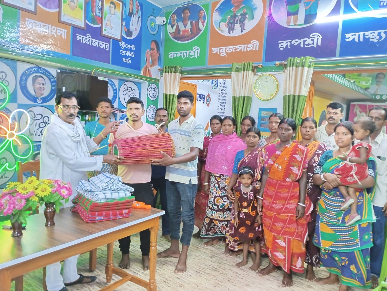 আদিবাসী নৃত্য দলের হাতে তুলে দেওয়া হলো ধামসা মাদল আদিবাসী নৃত্য দলের হাতে তুলে দেওয়া হলো ধামসা মাদল