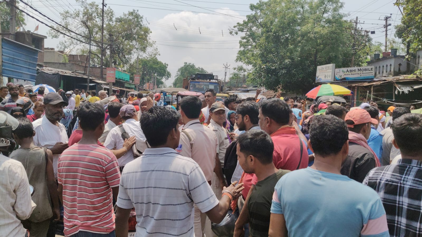 পানীয় জলের দাবিতে পথ অবরোধ লছিপুরে, বেশ কয়েকজনকে আটক করলো পুলিশ পানীয় জলের দাবিতে পথ অবরোধ লছিপুরে, বেশ কয়েকজনকে আটক করলো পুলিশ