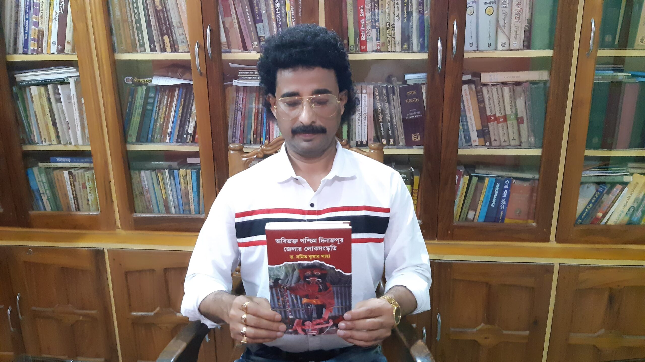 প্রকাশিত হলো বালুরঘাট কলেজের বাংলা বিভাগের অধ্যাপকের গবেষণামূলক গ্রন্থ “অবিভক্ত” প্রকাশিত হলো বালুরঘাট কলেজের বাংলা বিভাগের অধ্যাপকের গবেষণামূলক গ্রন্থ “অবিভক্ত”