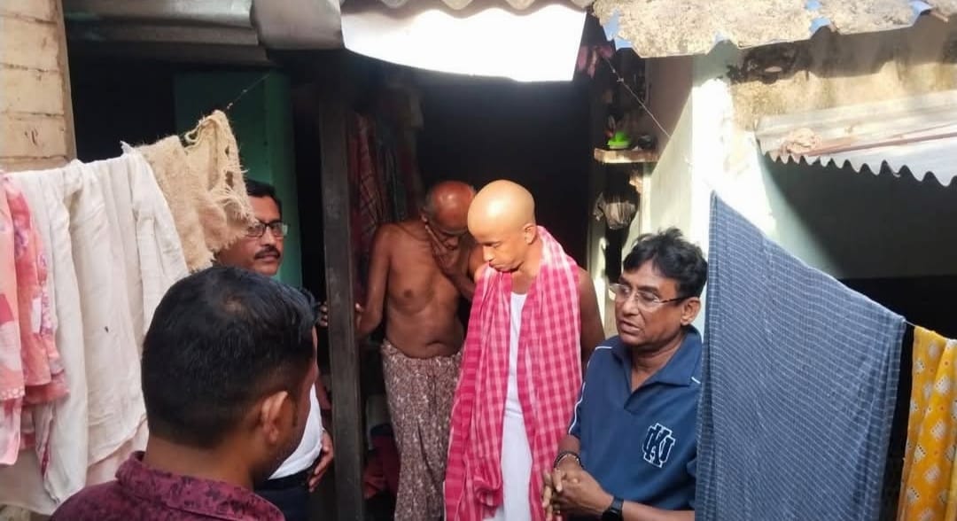 অসহায় পরিবারের পাশে বিধায়ক ও পুরপ্রধান অসহায় পরিবারের পাশে বিধায়ক ও পুরপ্রধান