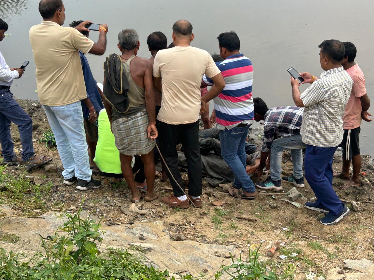 চিত্তরঞ্জনের জলাশয়ে ভাসমান মৃতদেহ, রবিরঞ্জনের মৃত্যু-রহস্যে ষড়যন্ত্রের ছায়া চিত্তরঞ্জনের জলাশয়ে ভাসমান মৃতদেহ, রবিরঞ্জনের মৃত্যু-রহস্যে ষড়যন্ত্রের ছায়া