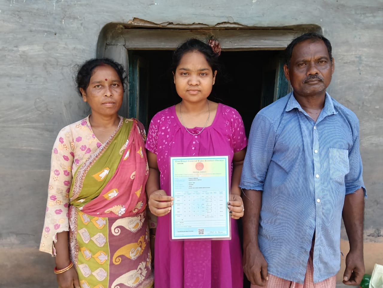 অর্থাভাবে পড়াশুনো বন্ধ হতে চলেছে বাঁকুড়ার আদিবাসী ছাত্রীর