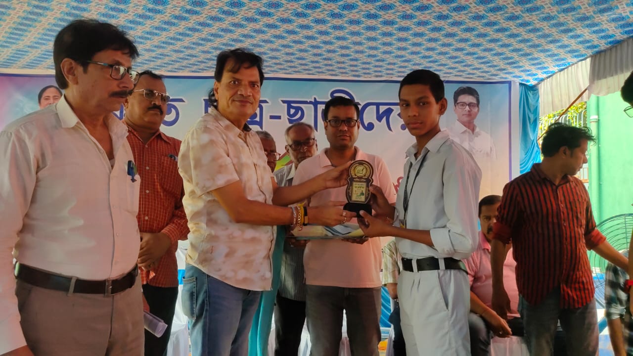 সালানপুরে মাধ্যমিক উচ্চ মাধ্যমিক পরীক্ষায় কৃতি ছাত্রছাত্রীদের সংবর্ধনা সালানপুরে মাধ্যমিক উচ্চ মাধ্যমিক পরীক্ষায় কৃতি ছাত্রছাত্রীদের সংবর্ধনা