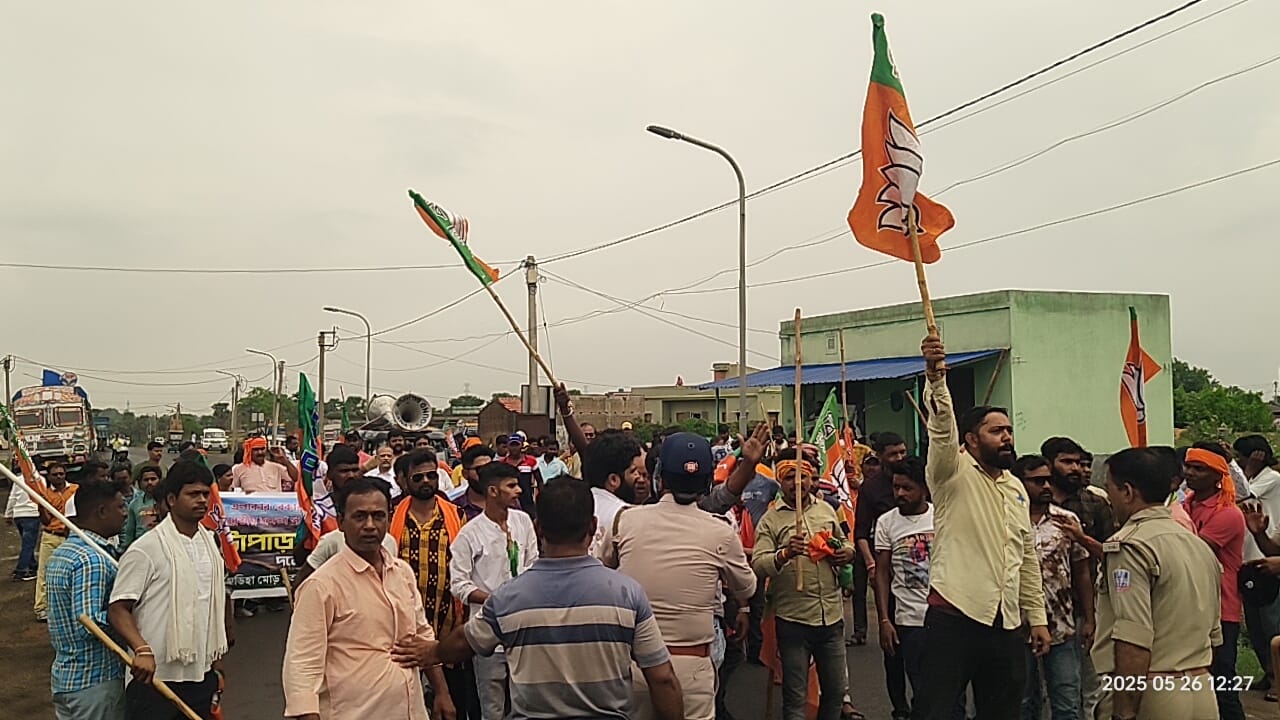 উত্তপ্ত বারাবনি,বিজেপি ও তৃণমূল মুখোমুখি,পুলিশের ভূমিকায় প্রশ্ন উত্তপ্ত বারাবনি,বিজেপি ও তৃণমূল মুখোমুখি,পুলিশের ভূমিকায় প্রশ্ন