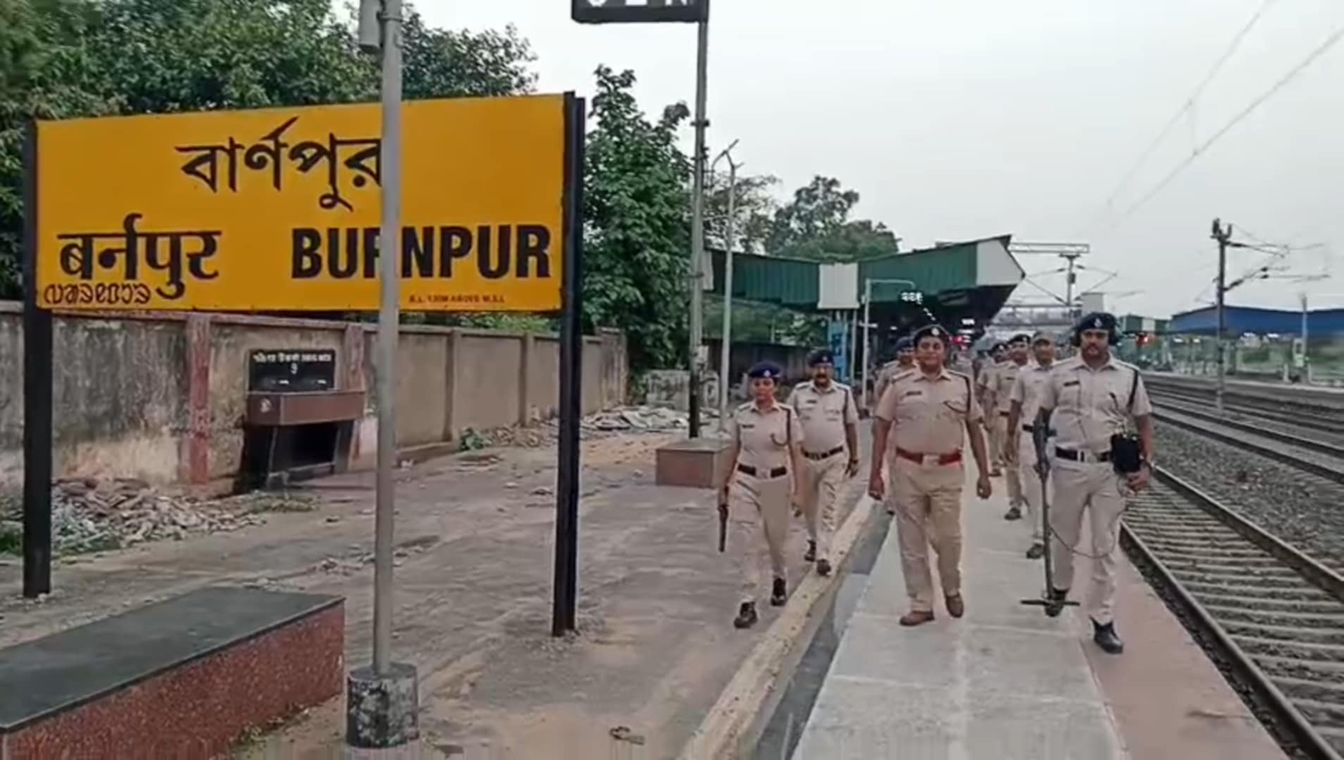 দেশের সংকট মুহূর্তে বার্ণপুর স্টেশনে সুরক্ষা পরিদর্শনে পুলিশ দেশের সংকট মুহূর্তে বার্ণপুর স্টেশনে সুরক্ষা পরিদর্শনে পুলিশ