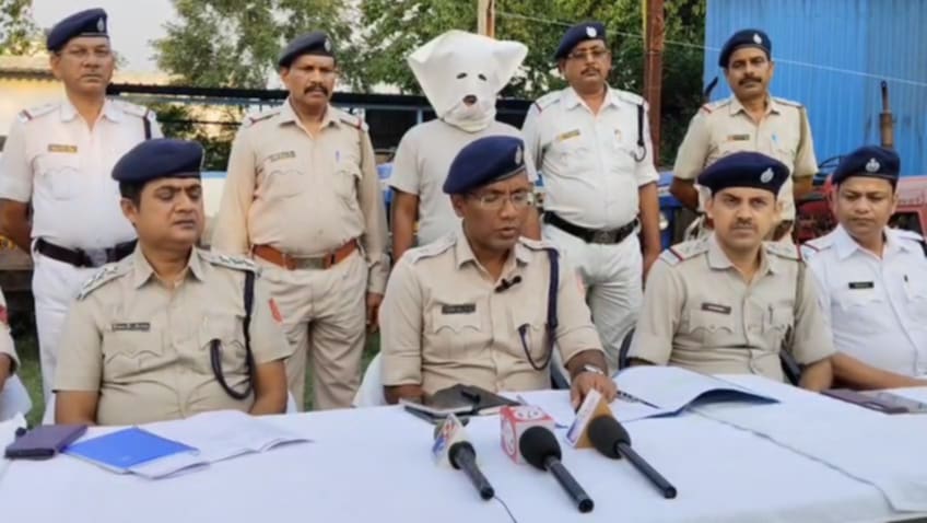 ট্রাক্টর ভাড়া নিয়ে নিজের নামে অবৈধ কাগজ তৈরী করে অন্য জায়গায় বিক্রির অভিযোগে গ্রেফতার এক ব্যাক্তি ট্রাক্টর ভাড়া নিয়ে নিজের নামে অবৈধ কাগজ তৈরী করে অন্য জায়গায় বিক্রির অভিযোগে গ্রেফতার এক ব্যাক্তি