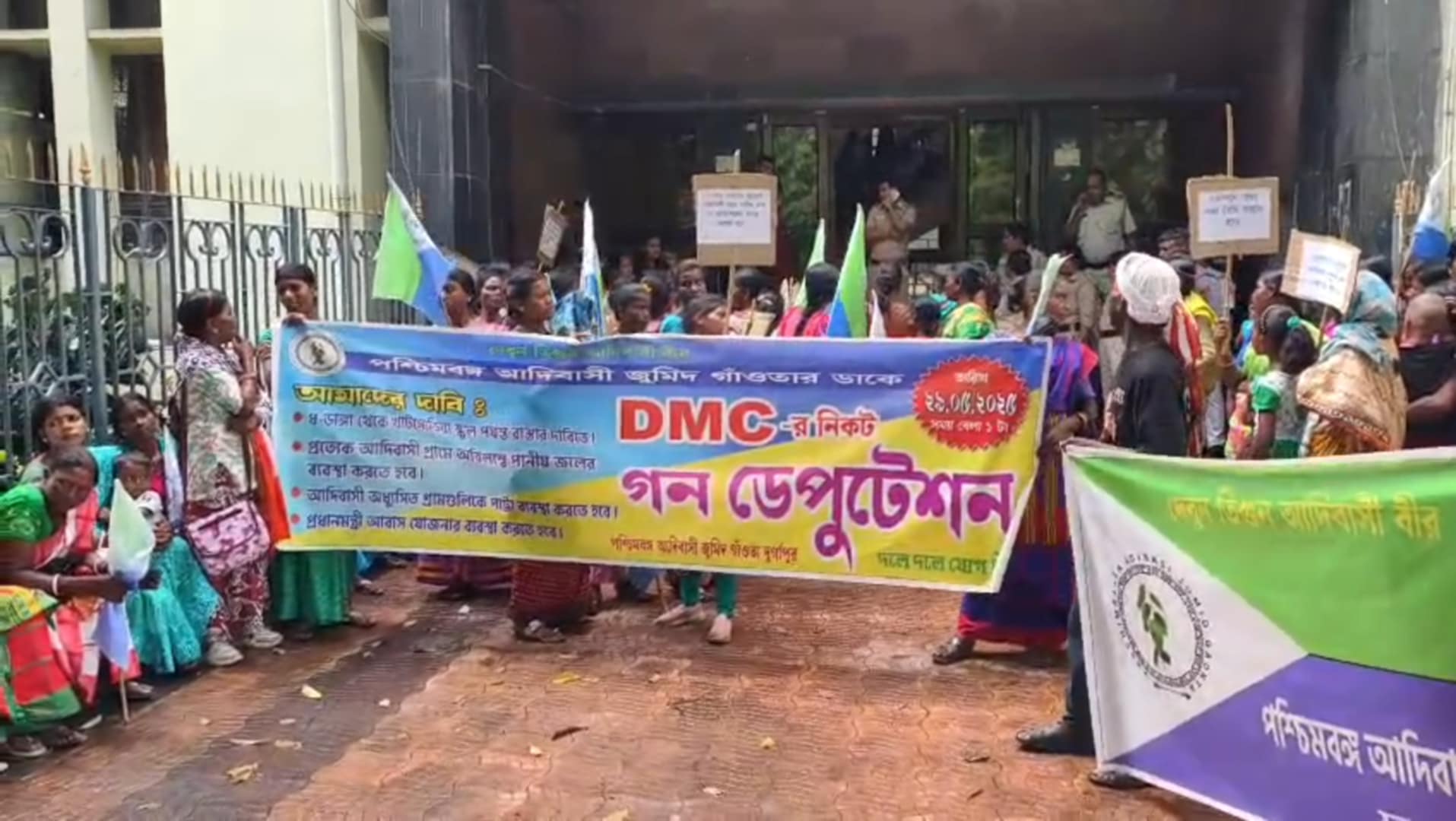 একাধিক অভিযোগ তুলে দুর্গাপুর নগর নিগম ঘেরাও করে বিক্ষোভে আদিবাসী সমাজ একাধিক অভিযোগ তুলে দুর্গাপুর নগর নিগম ঘেরাও করে বিক্ষোভে আদিবাসী সমাজ