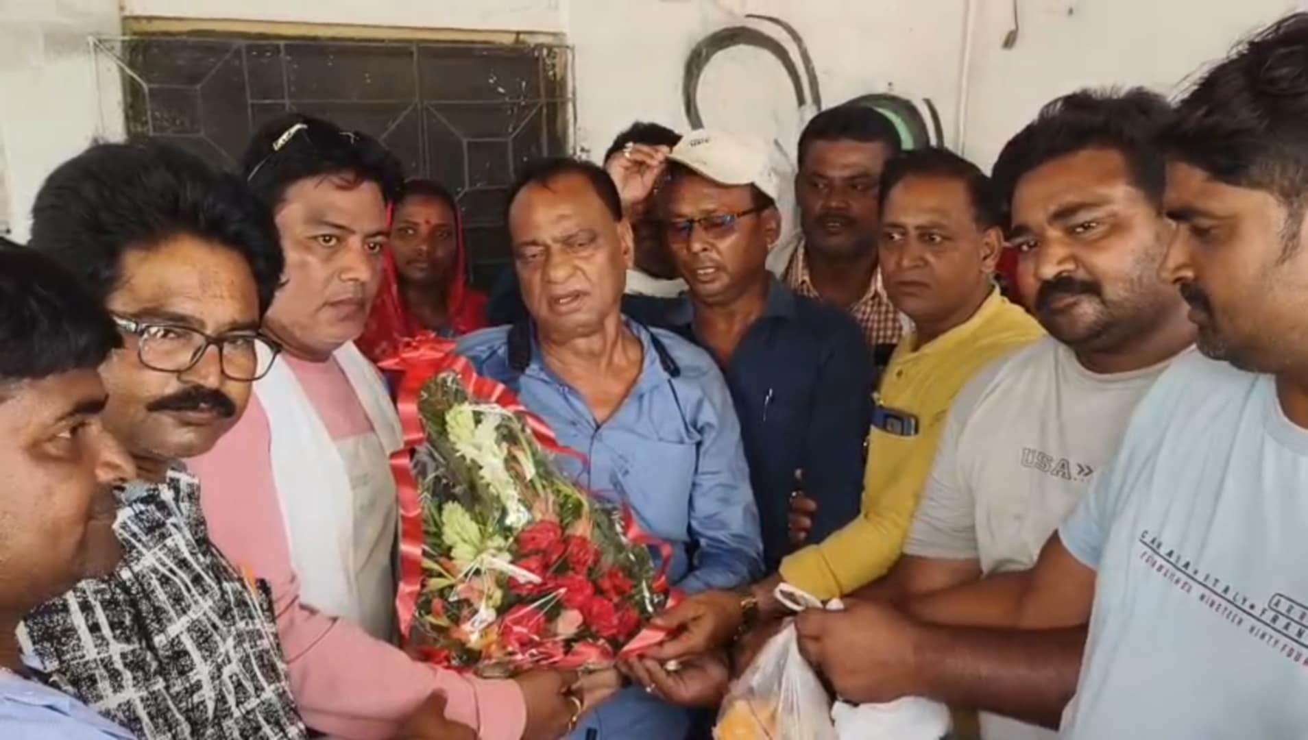 রাজ্য তৃণমূল কংগ্রেসের সহ সভাপতি উজ্জ্বল চ্যাটার্জী, সম্বর্ধনা জানাতে দলীয় কর্মীরা রাজ্য তৃণমূল কংগ্রেসের সহ সভাপতি উজ্জ্বল চ্যাটার্জী, সম্বর্ধনা জানাতে দলীয় কর্মীরা
