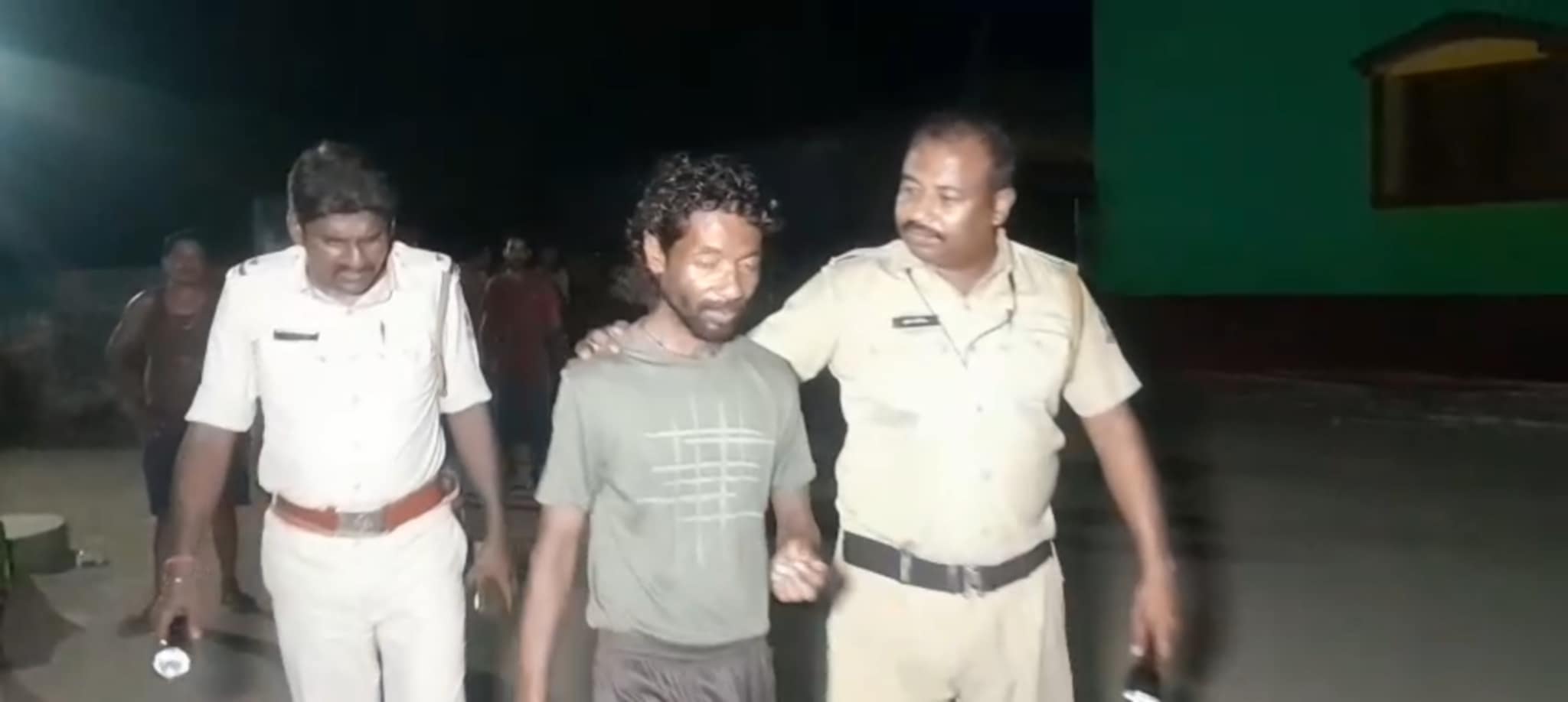 চাষ জমি থেকে সবজি চুরি করতে গিয়ে পাকড়াও এক, পলাতক দুই চাষ জমি থেকে সবজি চুরি করতে গিয়ে পাকড়াও এক, পলাতক দুই