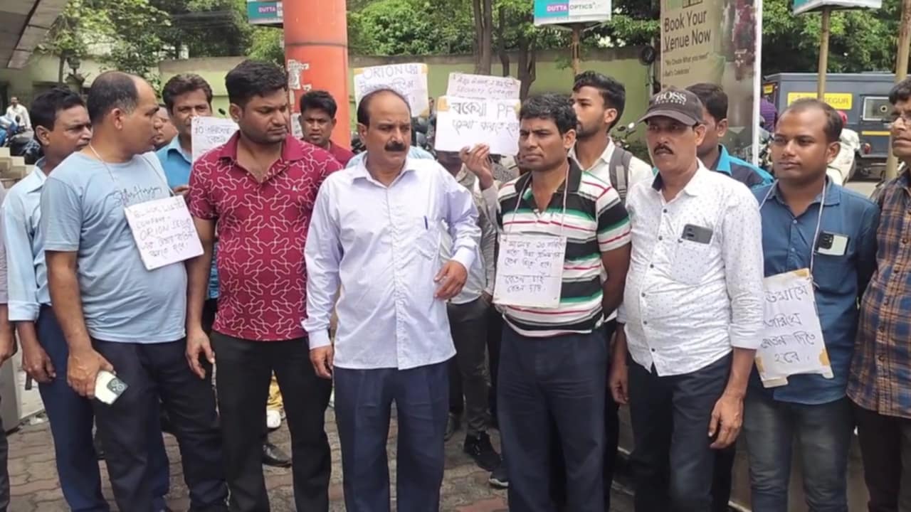 নিয়ম মাফিক কাজ করেও সময়ে মিলছে না বেতন, ধর্নায় কর্মীরা নিয়ম মাফিক কাজ করেও সময়ে মিলছে না বেতন, ধর্নায় কর্মীরা