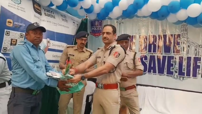 তীব্র দাবদাহে ট্রাফিক নিয়ন্ত্রণকারী পুলিশ কর্মীদের হাতে তুলে দেওয়া হলো প্রয়োজনীয় কিটস তীব্র দাবদাহে ট্রাফিক নিয়ন্ত্রণকারী পুলিশ কর্মীদের হাতে তুলে দেওয়া হলো প্রয়োজনীয় কিটস