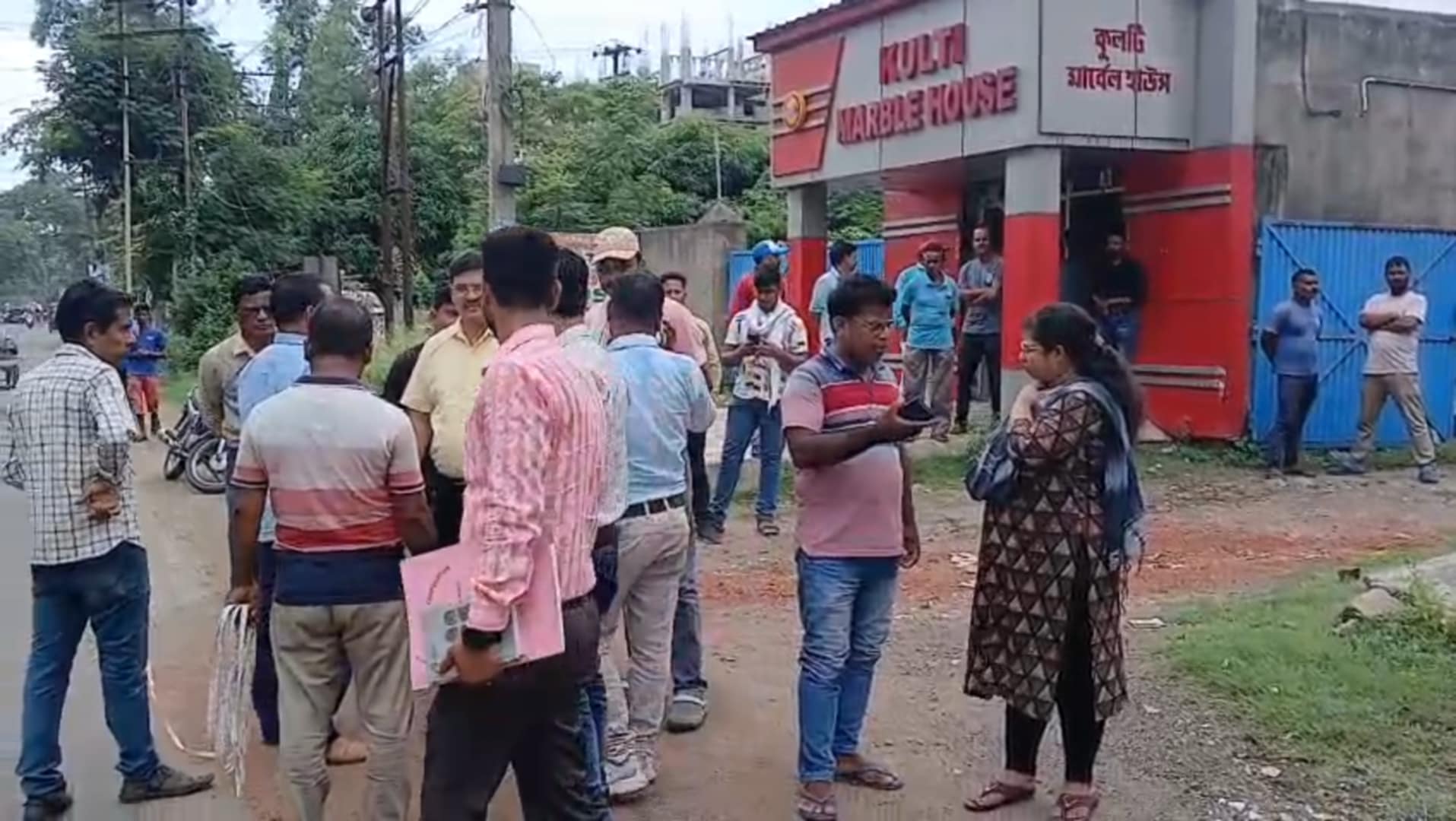 আসানসোলের কুলটিতে পুকুর ভরাট করে দোকান নির্মাণের অভিযোগ,তদন্তে পৌরনিগম আসানসোলের কুলটিতে পুকুর ভরাট করে দোকান নির্মাণের অভিযোগ,তদন্তে পৌরনিগম