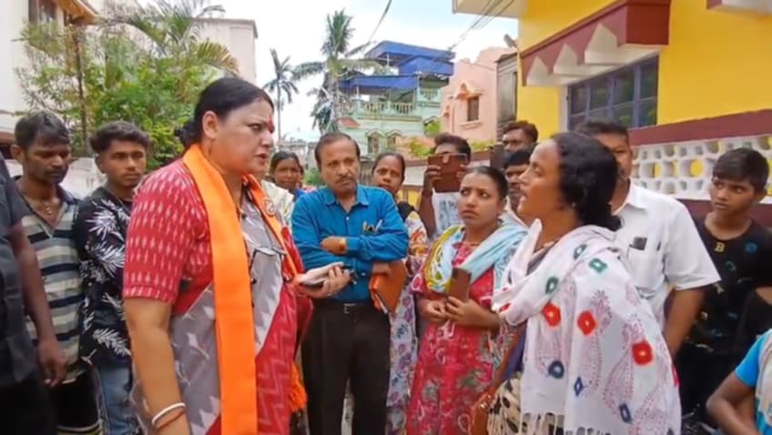 নিকাশী ব্যবস্থা নিয়ে দীর্ঘদিন ধরে সমস্যায় স্থানীয়রা, পরিদর্শনে অগ্নিমিত্রা নিকাশী ব্যবস্থা নিয়ে দীর্ঘদিন ধরে সমস্যায় স্থানীয়রা, পরিদর্শনে অগ্নিমিত্রা