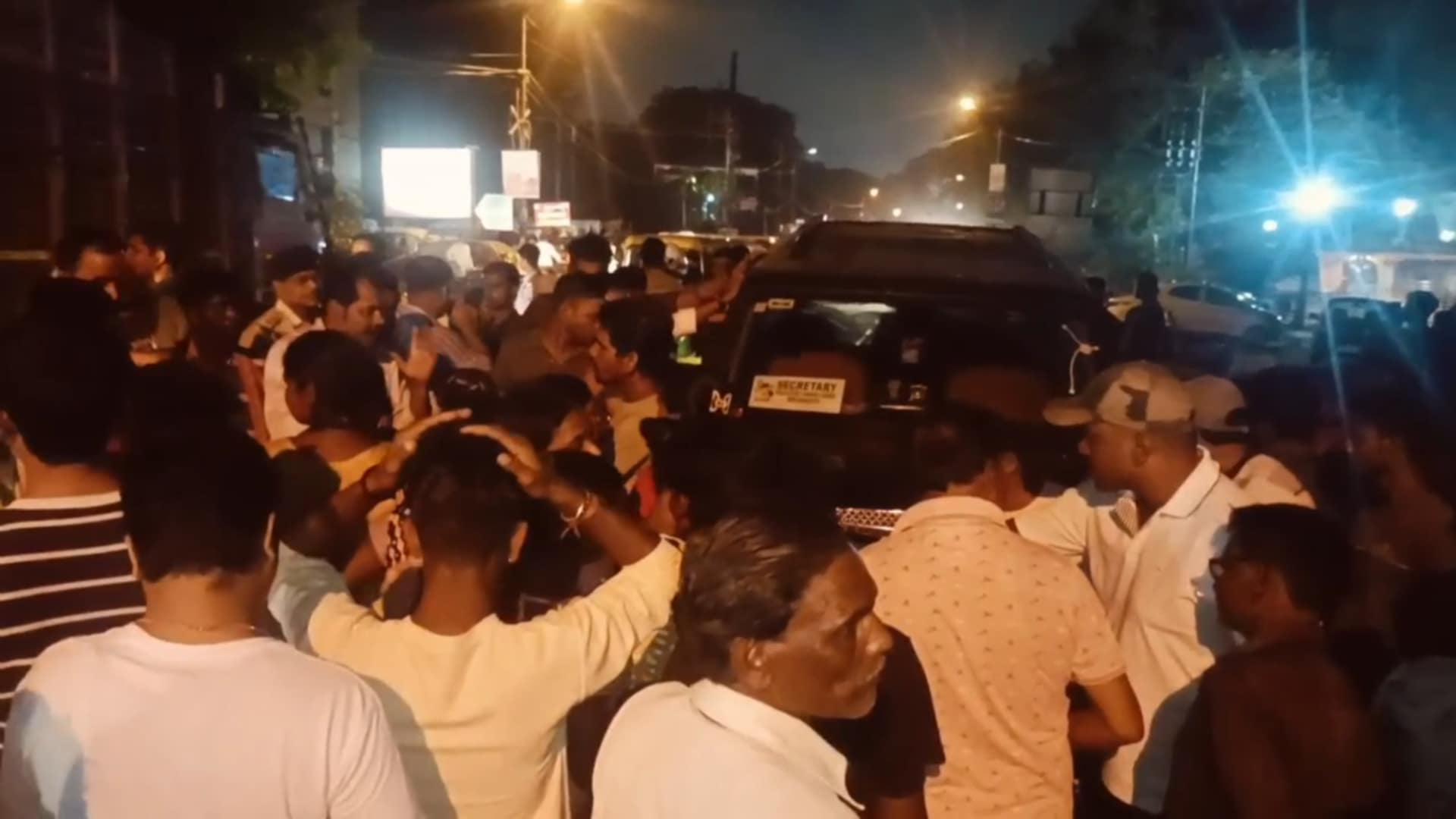 তৃণমূল কংগ্রেসের স্টিকার লাগানো চারচাকা গাড়ির ধাক্কায় আহত দুই বাইক আরোহী, ক্ষতিপূরণের দাবিতে বিক্ষোভ তৃণমূল কংগ্রেসের স্টিকার লাগানো চারচাকা গাড়ির ধাক্কায় আহত দুই বাইক আরোহী, ক্ষতিপূরণের দাবিতে বিক্ষোভ