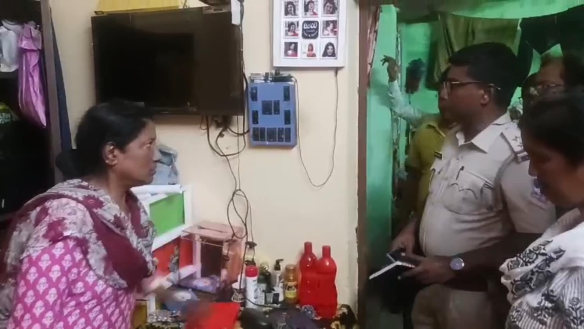 বিয়ের আগে সর্বস্ব চুরি, কান্নায় ভেঙে পড়লেন মা বিয়ের আগে সর্বস্ব চুরি, কান্নায় ভেঙে পড়লেন মা