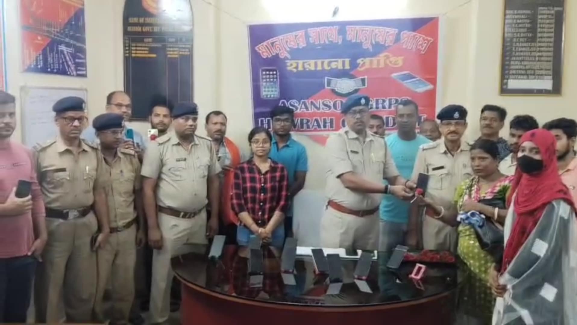 চুরি যাওয়া ২২ টা মোবাইল গ্রাহকদের ফেরত দিল জিআরপি চুরি যাওয়া ২২ টা মোবাইল গ্রাহকদের ফেরত দিল জিআরপি