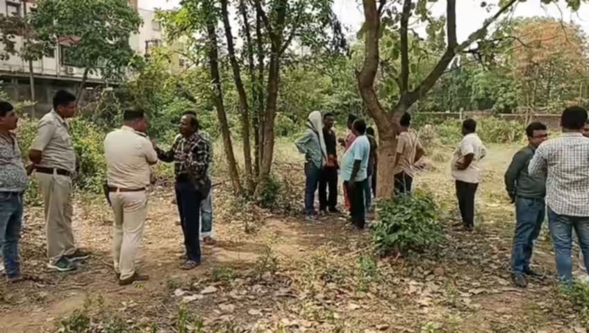পুকুরের জমি সংস্কারের কাজ করতে গেলে পুরো কর্মীদের বাধা দেওয়ার অভিযোগ, ঘটনাস্থলে পুলিশ পুকুরের জমি সংস্কারের কাজ করতে গেলে পুরো কর্মীদের বাধা দেওয়ার অভিযোগ, ঘটনাস্থলে পুলিশ
