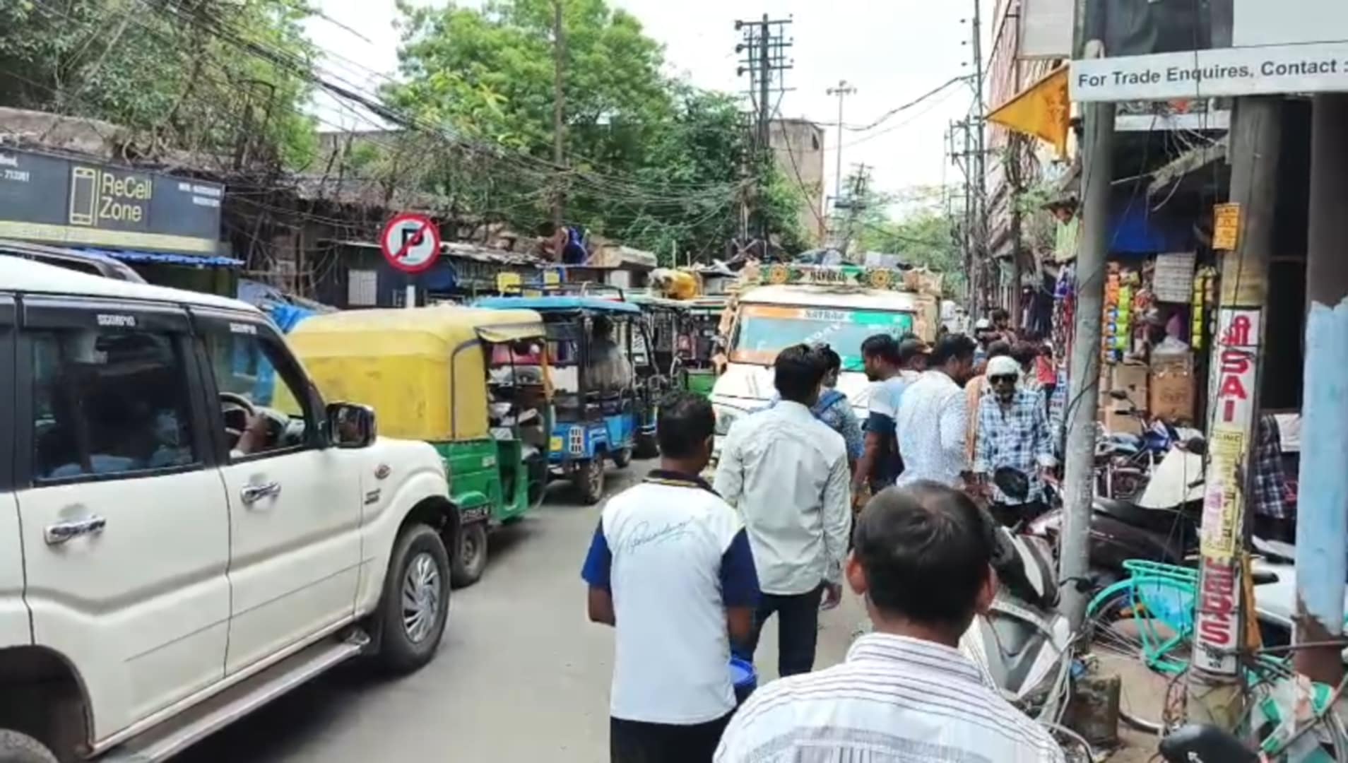 আসানসোলের হটন রোডের দু’ধারে অবৈধভাবে দোকান গড়ে ওঠা নিয়ে নজরদারি পৌর নিগমের আসানসোলের হটন রোডের দু’ধারে অবৈধভাবে দোকান গড়ে ওঠা নিয়ে নজরদারি পৌর নিগমের