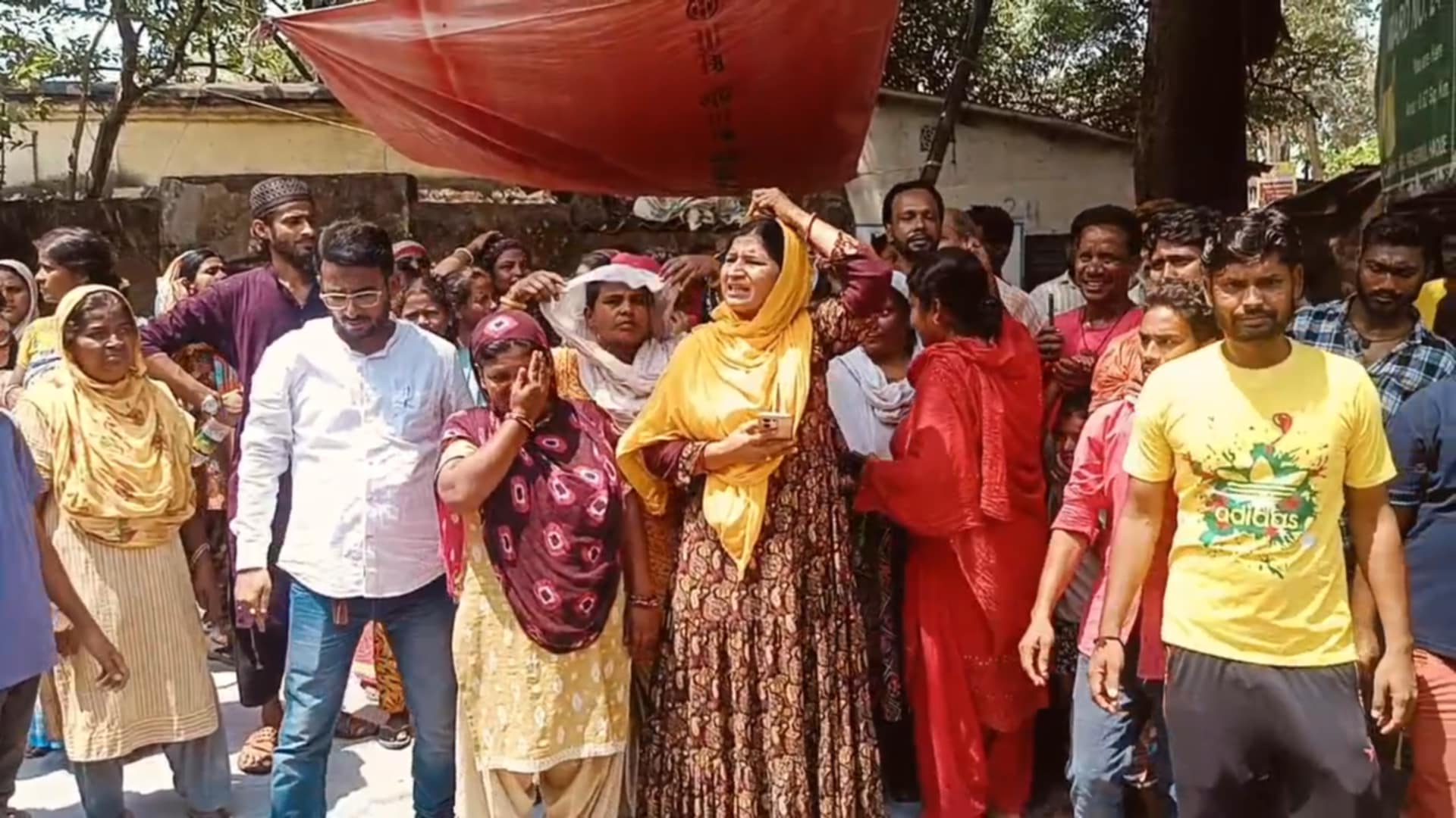 বেআইনী জবরদখল করে রাখা রেলের আবাসন দখলমুক্ত করা নিয়ে উত্তেজনা ছড়াল মহুয়াডাঙাল এলাকায় বেআইনী জবরদখল করে রাখা রেলের আবাসন দখলমুক্ত করা নিয়ে উত্তেজনা ছড়াল মহুয়াডাঙাল এলাকায়