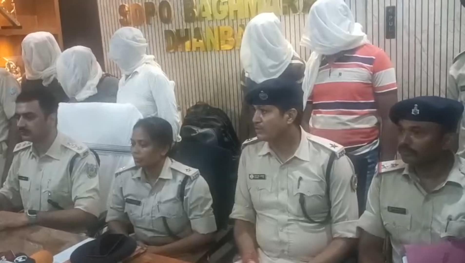 ধানবাদে অবৈধ মিনি বন্দুক কারখানার পর্দা ফাঁস,পাঁচজন গ্রেপ্তার ধানবাদে অবৈধ মিনি বন্দুক কারখানার পর্দা ফাঁস,পাঁচজন গ্রেপ্তার