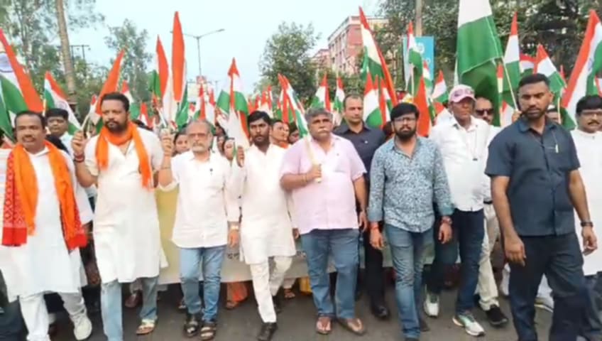 আসানসোলের রাজপথে তিরাঙ্গা যাত্রায় শতাধিক মানুষ আসানসোলের রাজপথে তিরাঙ্গা যাত্রায় শতাধিক মানুষ